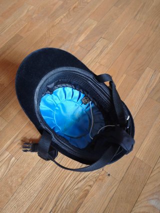 Casco de equitación negro.