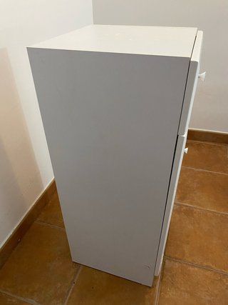 Mueble auxiliar blanco con cajón y puerta
