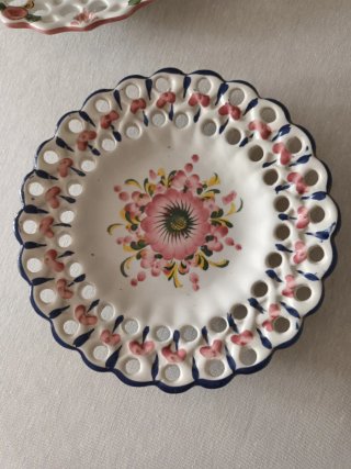 Due piatti decorativi floreali