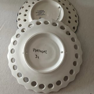 Due piatti decorativi floreali