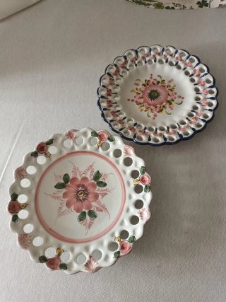 Due piatti decorativi floreali