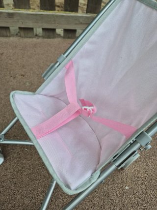 Carrito de bebé de juguete