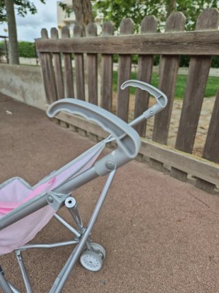 Carrito de bebé de juguete