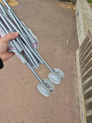 Carrito de bebé de juguete