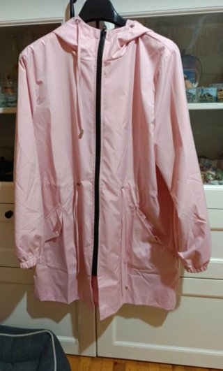 Chubasquero rosa con capucha