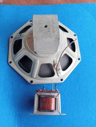 Altavoz Miniwatts con transformador