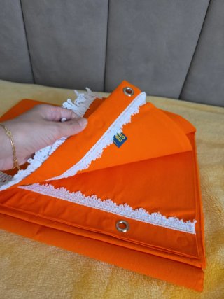 Toldo naranja con borde blanco