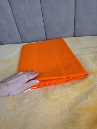 Toldo naranja con borde blanco