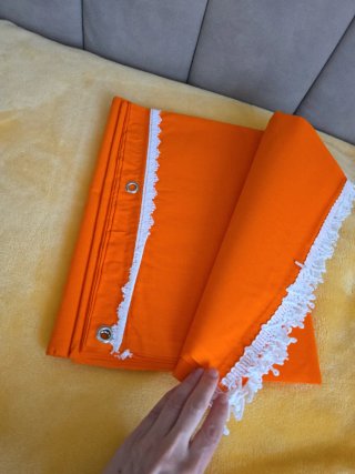 Toldo naranja con borde blanco