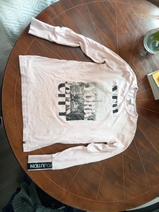 Camisetas manga larga niña. 5€ por cada una.