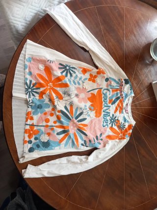 Camisetas manga larga niña. 5€ por cada una.