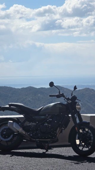 Royal Enfield Guerrilla 450 Naked