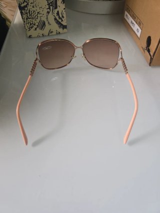 Gafas de sol rosas y marrones
