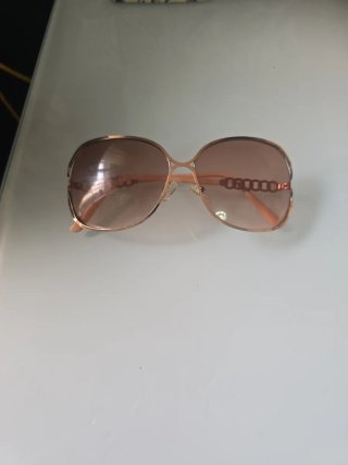 Gafas de sol rosas y marrones