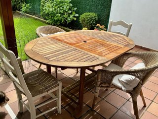 Mesa redonda extensible de Acacia + cuatro sillas