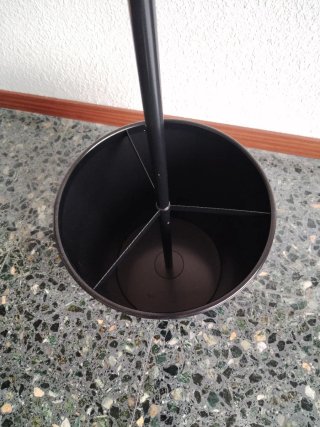 Perchero negro con base para paraguas