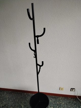 Perchero negro con base para paraguas