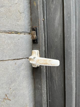 Puerta de hierro sin marco