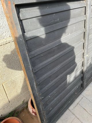 Puerta de hierro sin marco