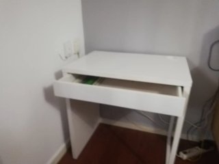 Escritorio blanco con cajón