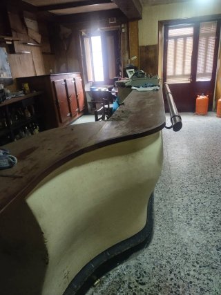 Barra de bar antigua de madera y metal