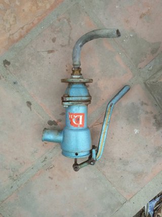 Bomba de agua manual azul