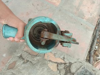 Bomba de agua manual azul