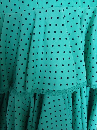 Traje de flamenca verde lunares negro