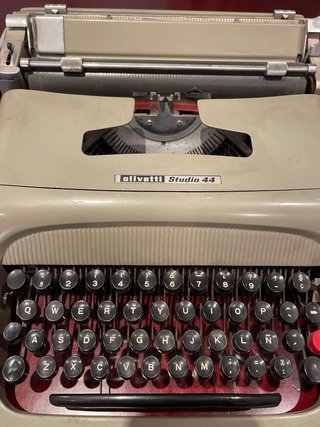 Máquina de escribir Olivetti Studio 44