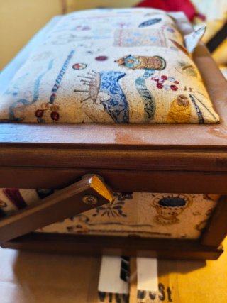 Caja de costura de madera y plástico