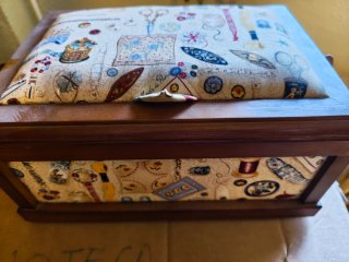 Caja de costura de madera y plástico