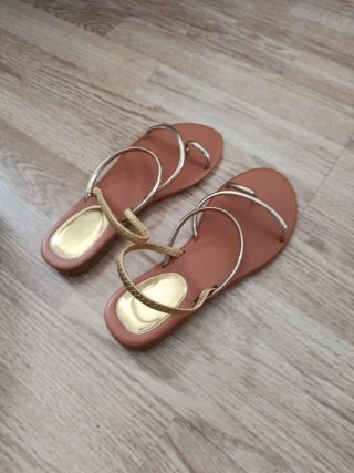 Sandalias planas doradas mujer
