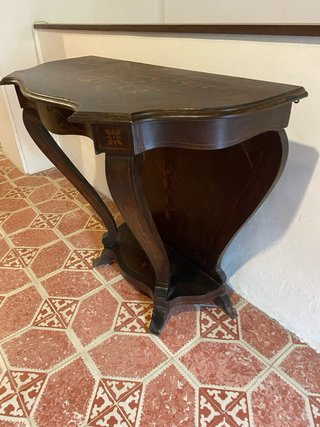Mesa consola de madera tallada de marqueteria