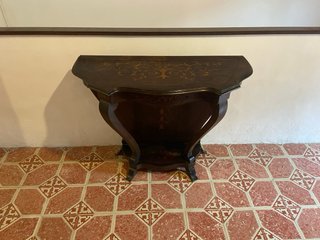Mesa consola de madera tallada de marqueteria