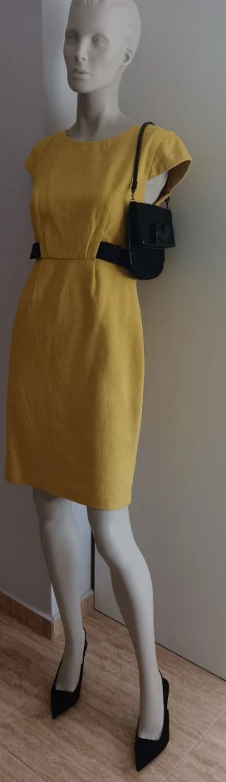 Vestido amarillo con adorno negro