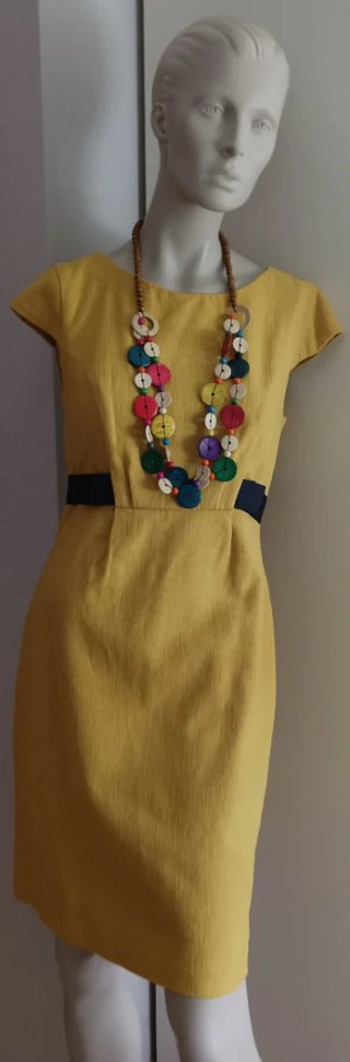 Vestido amarillo con adorno negro