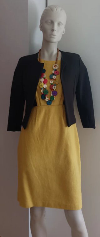 Vestido amarillo con adorno negro