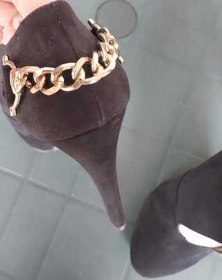 Scarpe eleganti nere con tacco e catena oro