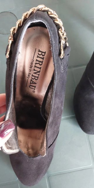Scarpe eleganti nere con tacco e catena oro