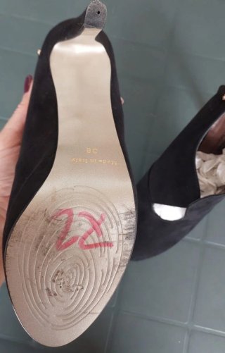 Scarpe eleganti nere con tacco e catena oro