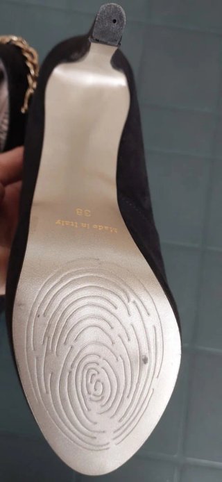 Scarpe eleganti nere con tacco e catena oro