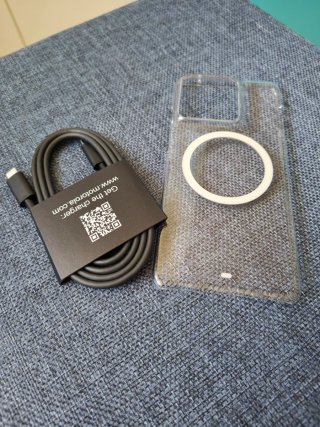 Cover trasparente con MagSafe e cavo originali.