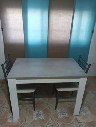 Mesa de comedor gris y blanca,las sillas no.