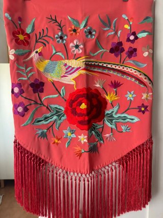 Mantoncillo bordado coral con flecos