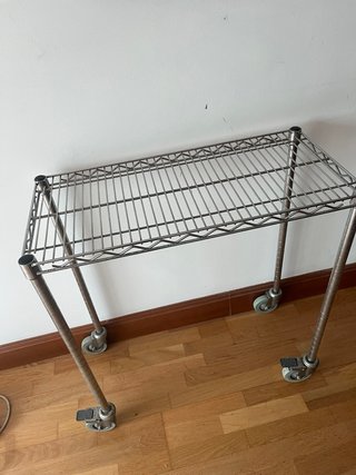 Estantería metálica con ruedas