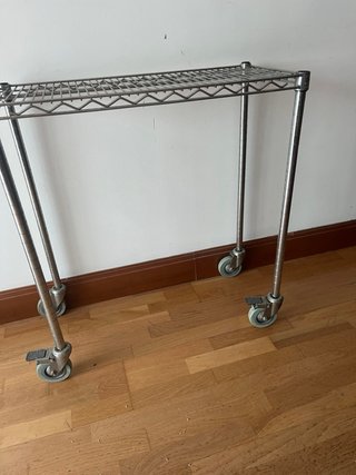Estantería metálica con ruedas