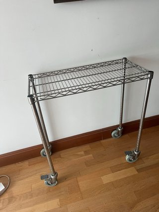 Estantería metálica con ruedas