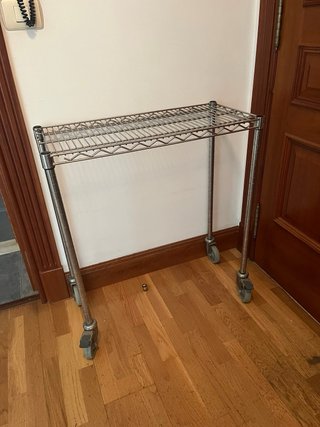 Estantería metálica con ruedas
