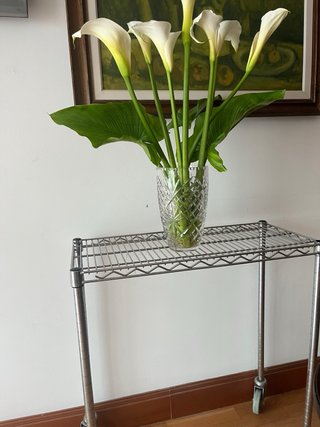 Estantería metálica con ruedas