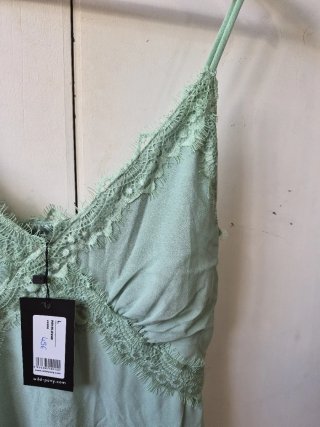 Camisa tirantes verde con encaje